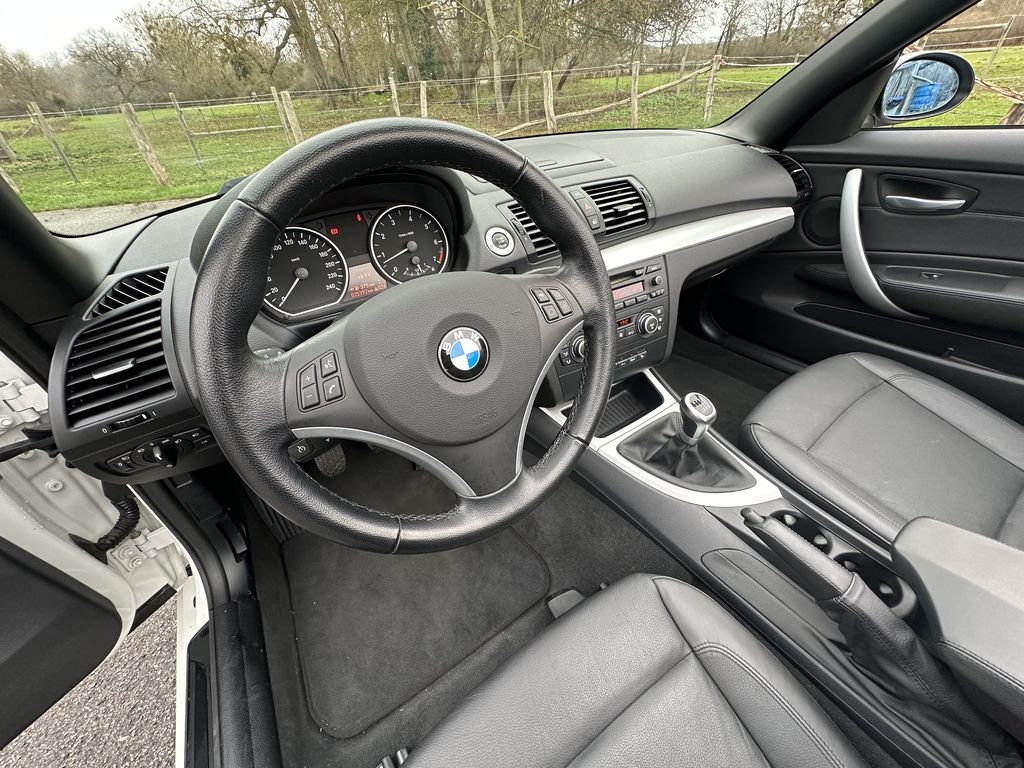 BMW 118 I CABRIOLET 143 CH ALPINWEISS CUIR NOIR 25400 KMS 1ère MAIN HISTORIQUE BMW!
