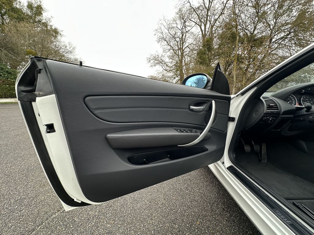 BMW 118 I CABRIOLET 143 CH ALPINWEISS CUIR NOIR 25400 KMS 1ère MAIN HISTORIQUE BMW!