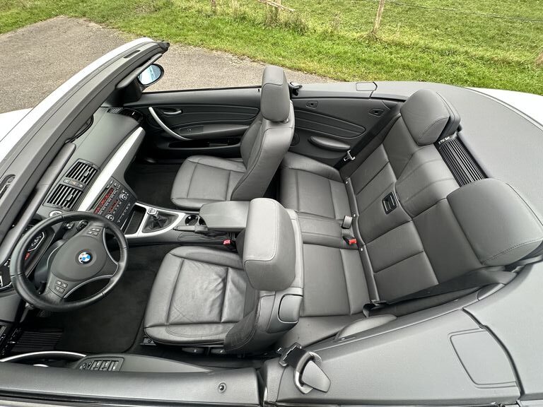 BMW 118 I CABRIOLET 143 CH ALPINWEISS CUIR NOIR 25400 KMS 1ère MAIN HISTORIQUE BMW!