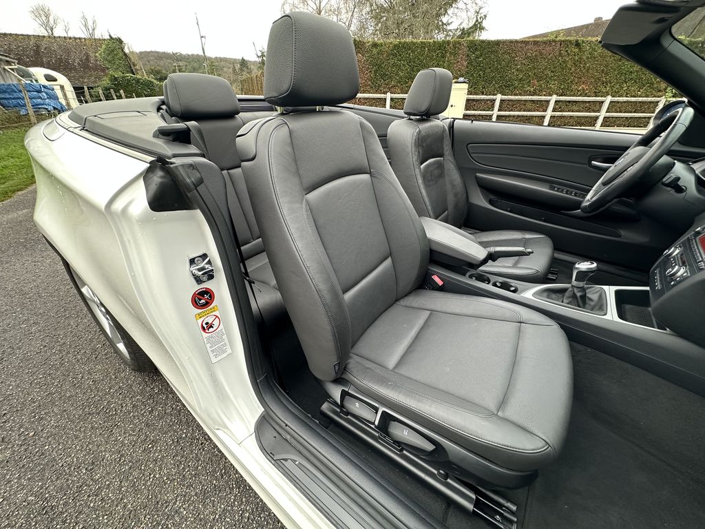 BMW 118 I CABRIOLET 143 CH ALPINWEISS CUIR NOIR 25400 KMS 1ère MAIN HISTORIQUE BMW!