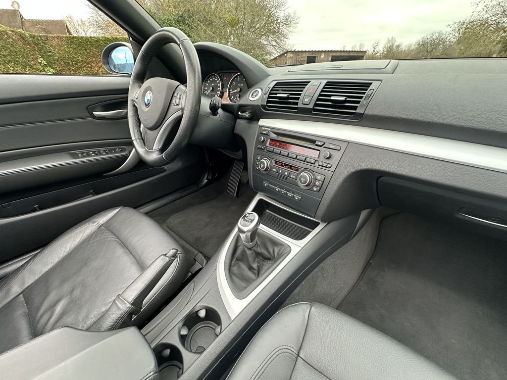 BMW 118 I CABRIOLET 143 CH ALPINWEISS CUIR NOIR 25400 KMS 1ère MAIN HISTORIQUE BMW!