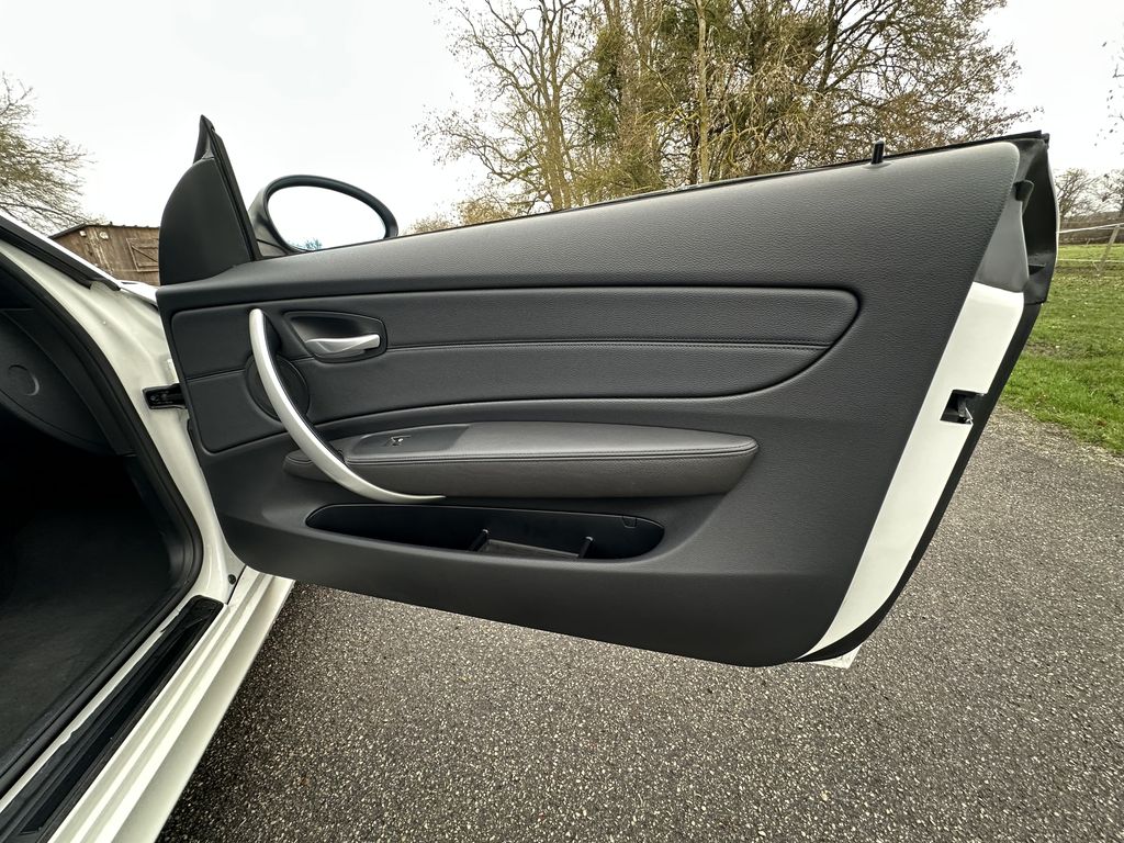 BMW 118 I CABRIOLET 143 CH ALPINWEISS CUIR NOIR 25400 KMS 1ère MAIN HISTORIQUE BMW!