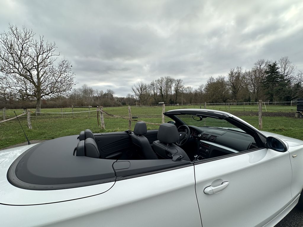 BMW 118 I CABRIOLET 143 CH ALPINWEISS CUIR NOIR 25400 KMS 1ère MAIN HISTORIQUE BMW!